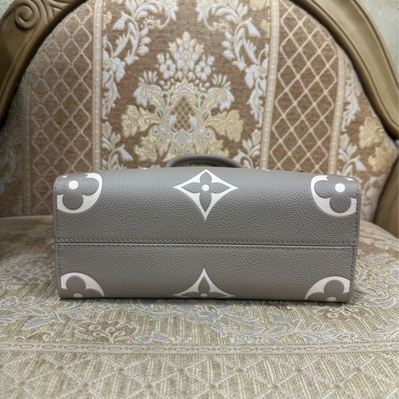 LV 斑鳩灰牛皮壓紋金釦On The Go PM手提斜背托特包M45779-4