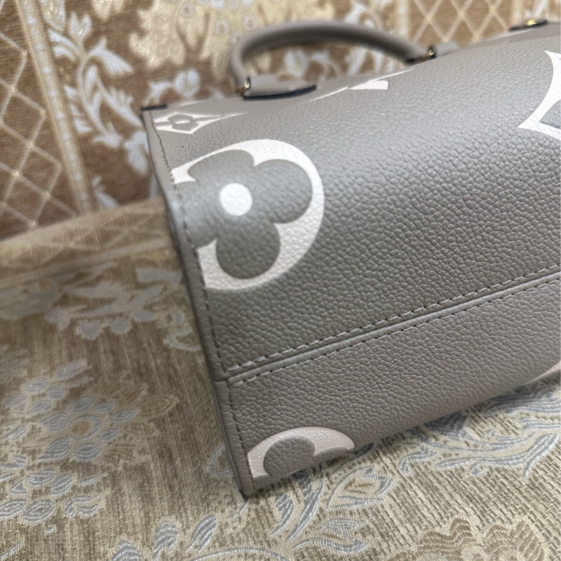 LV 斑鳩灰牛皮壓紋金釦On The Go PM手提斜背托特包M45779-5