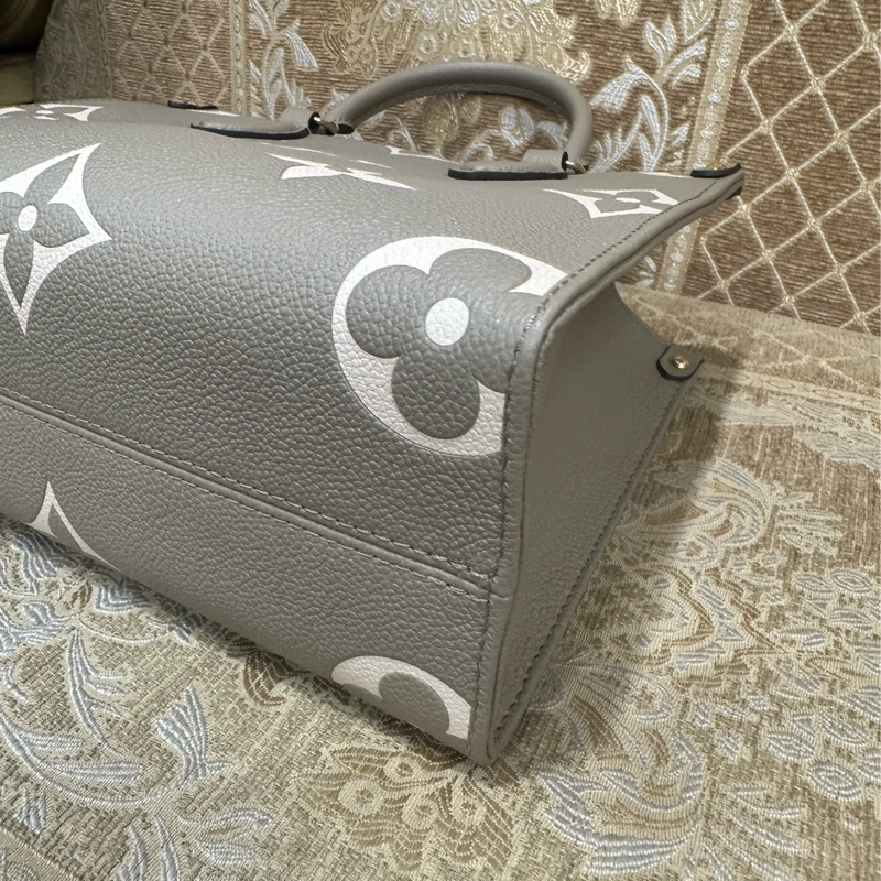 LV 斑鳩灰牛皮壓紋金釦On The Go PM手提斜背托特包M45779-6