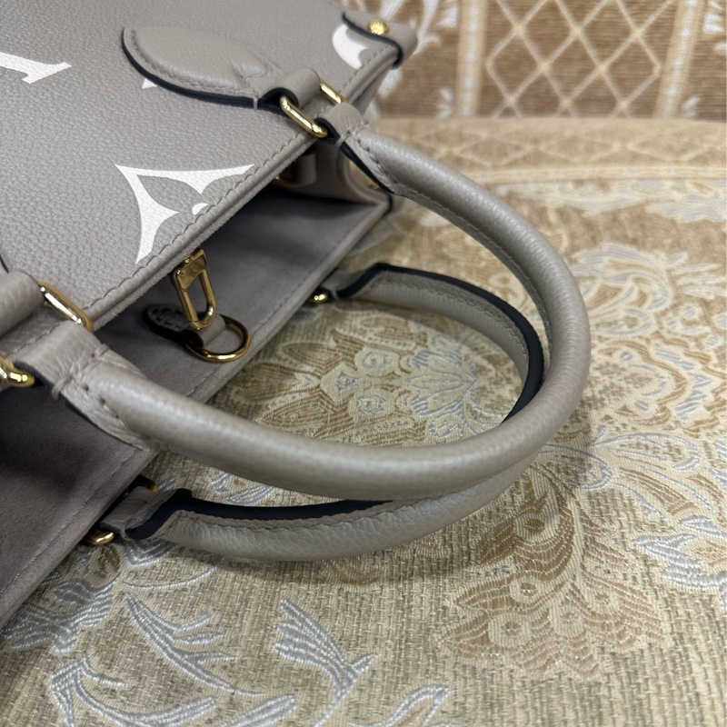 LV 斑鳩灰牛皮壓紋金釦On The Go PM手提斜背托特包M45779-7