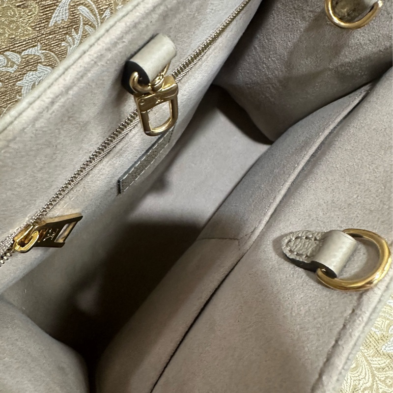 LV 斑鳩灰牛皮壓紋金釦On The Go PM手提斜背托特包M45779-8