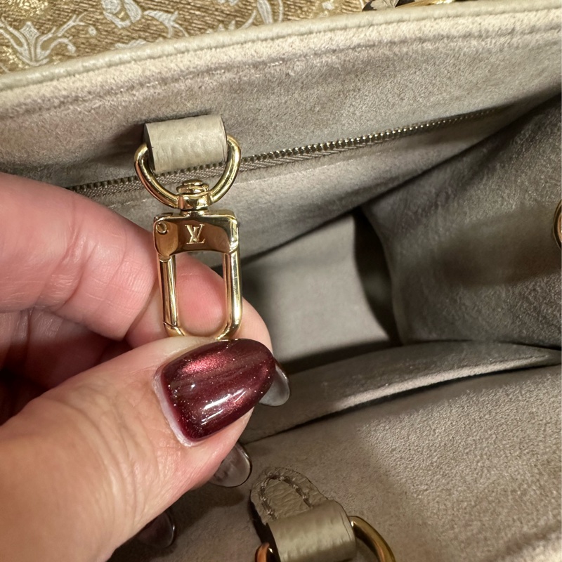 LV 斑鳩灰牛皮壓紋金釦On The Go PM手提斜背托特包M45779-9