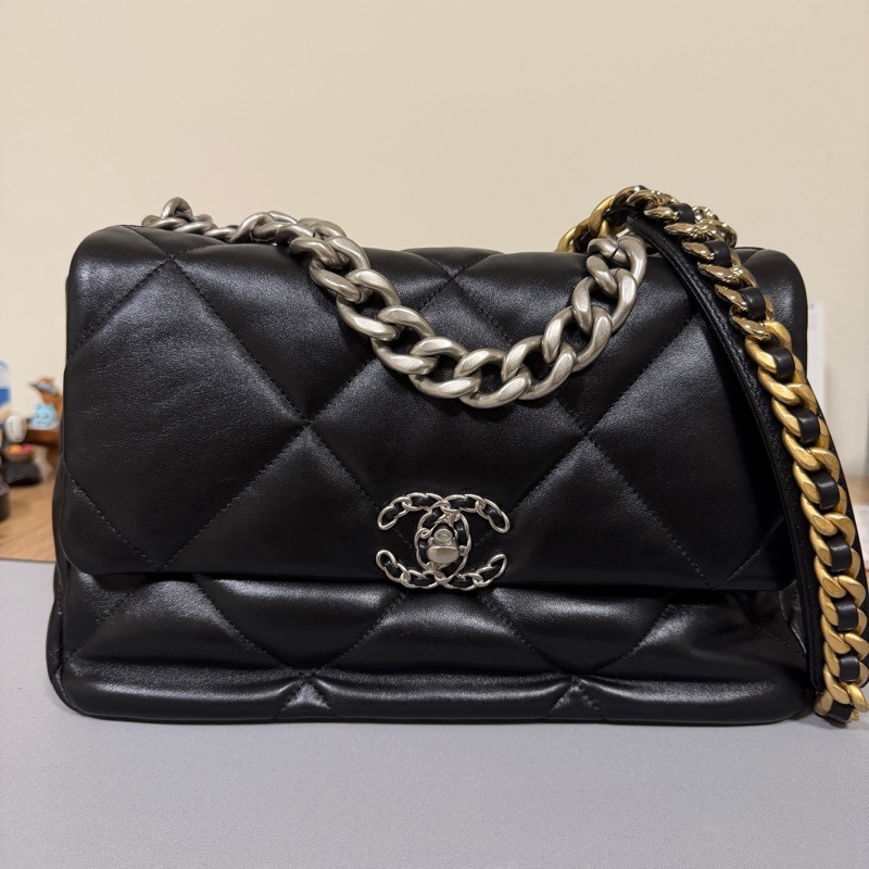 Chanel 黑羊皮銀釦中號19包-0