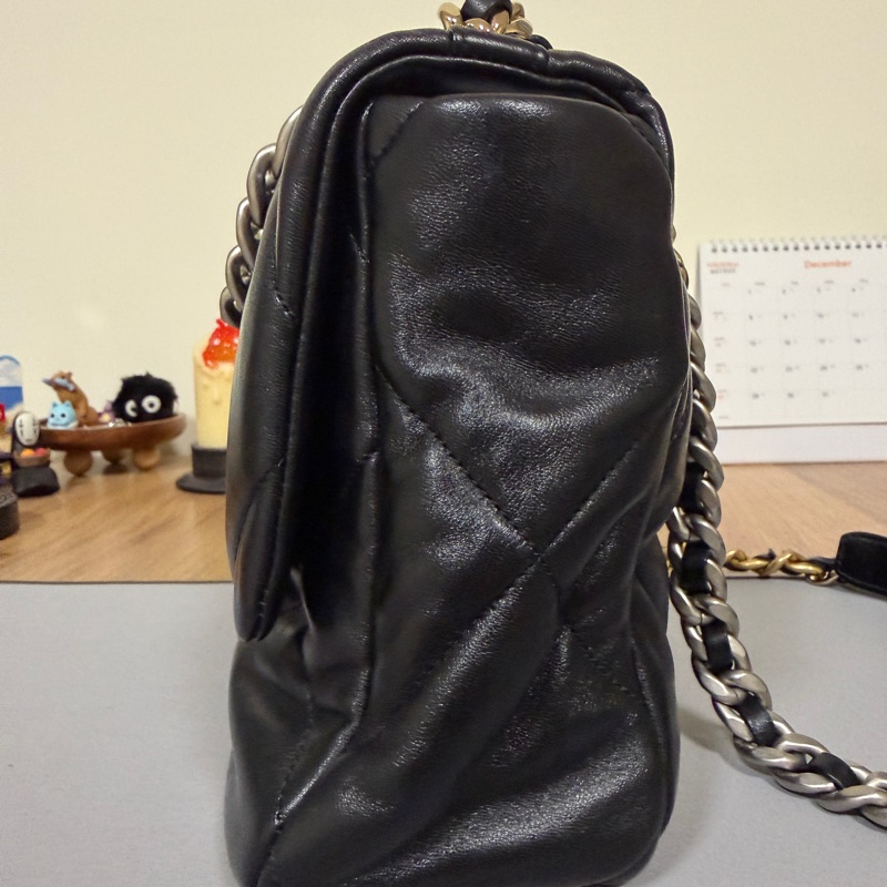 Chanel 黑羊皮銀釦中號19包-2