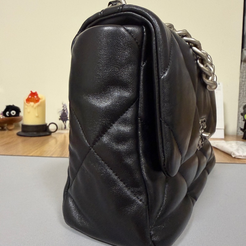 Chanel 黑羊皮銀釦中號19包-3