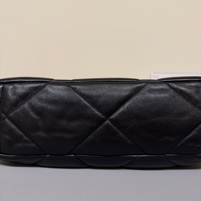 Chanel 黑羊皮銀釦中號19包-6
