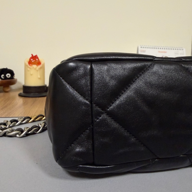 Chanel 黑羊皮銀釦中號19包-7