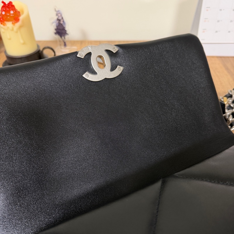 Chanel 黑羊皮銀釦中號19包-10