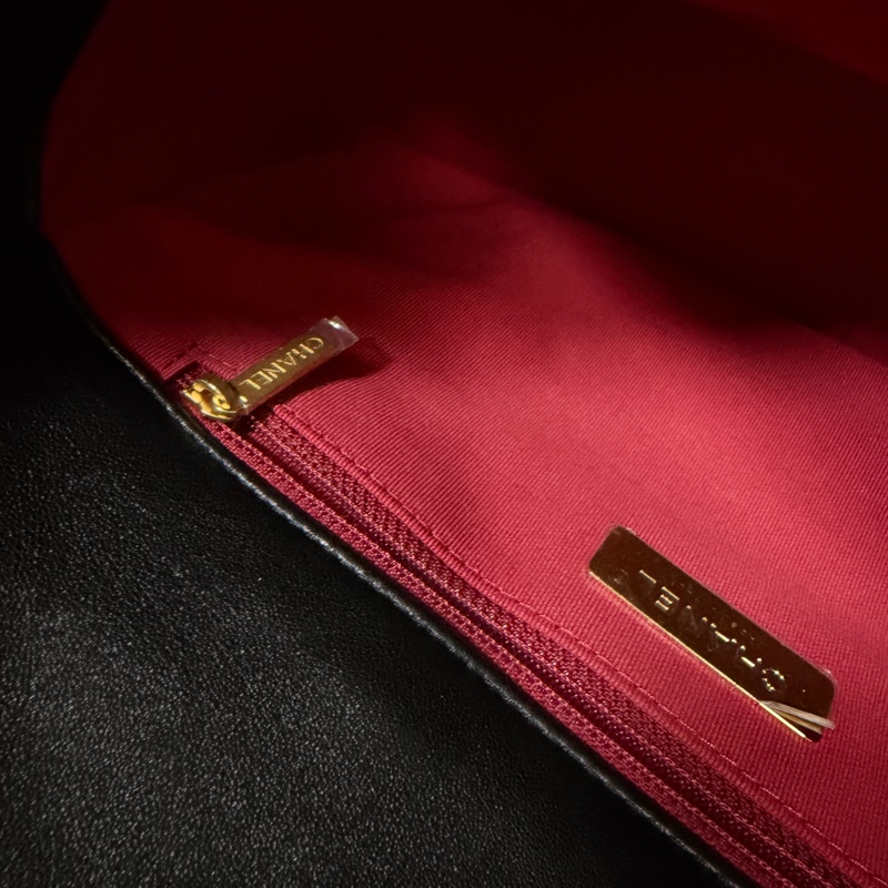 Chanel 黑羊皮銀釦中號19包-12