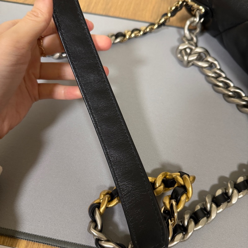 Chanel 黑羊皮銀釦中號19包-14