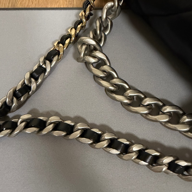 Chanel 黑羊皮銀釦中號19包-15