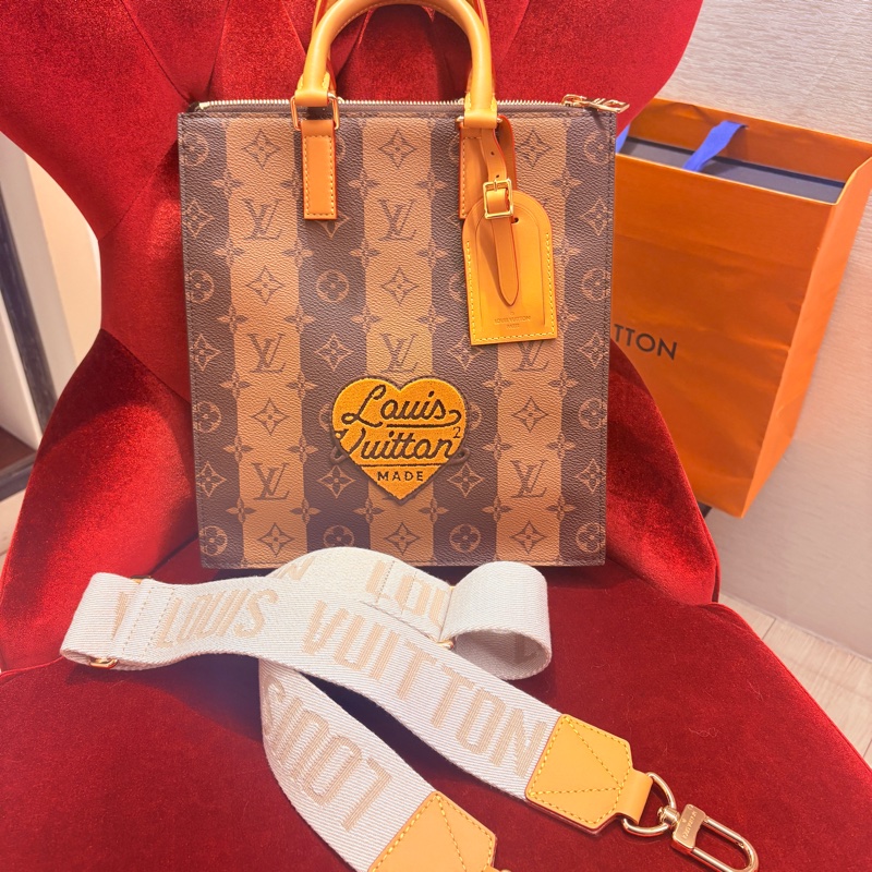 LV x Nigo Human Made 聯名款 Sac Plat 琴譜托特-0