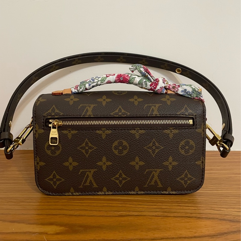LV Louis Vuitton Pochette Métis East West 小號郵差包-7