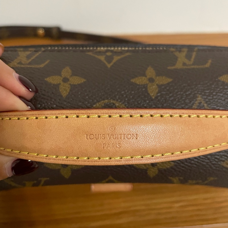 LV Louis Vuitton Pochette Métis East West 小號郵差包-32