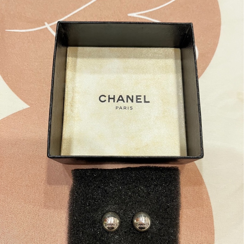 香奈兒復古銀珠耳環-1