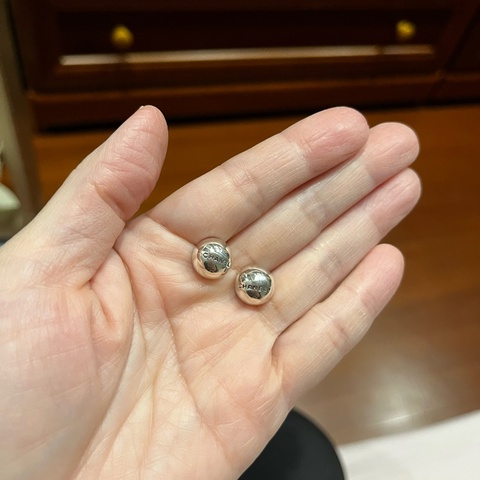 香奈兒近全新銀珠耳環