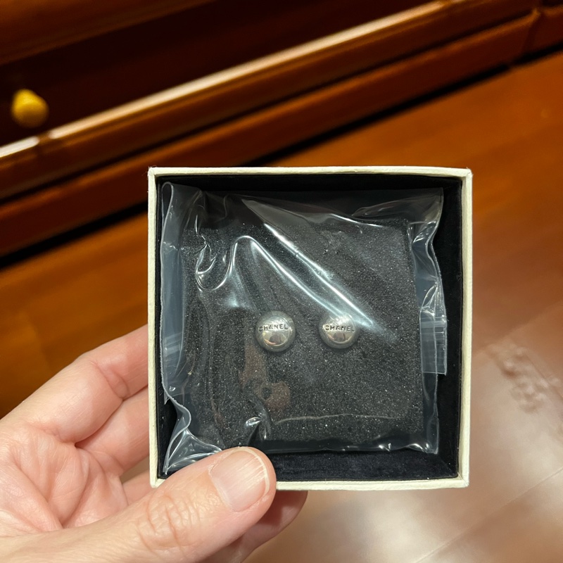 香奈兒復古銀珠耳環-3