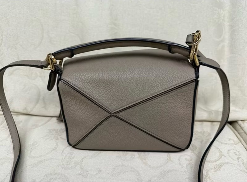 (非常新) Loewe Puzzle Mini 沙色 手提肩背包-3