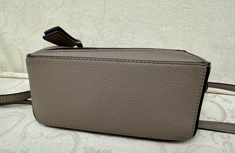 (非常新) Loewe Puzzle Mini 沙色 手提肩背包-4