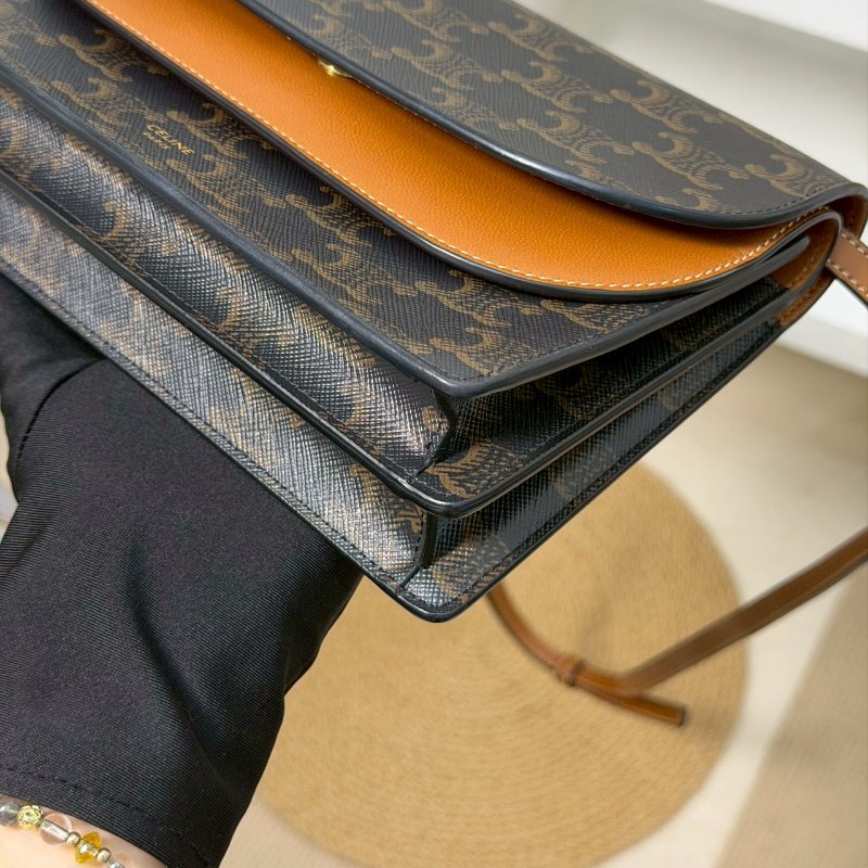 (全配、適合送禮🤍)🏷Celine 瑟琳．Triomphe 老花 woc-5