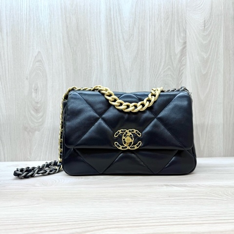 Chanel黑金羊皮油蠟小號19包/AS1160