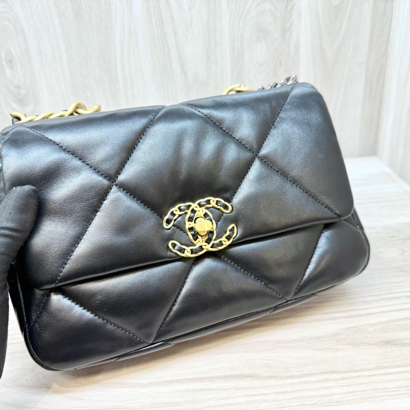 Chanel黑金羊皮油蠟小號19包/AS1160-5