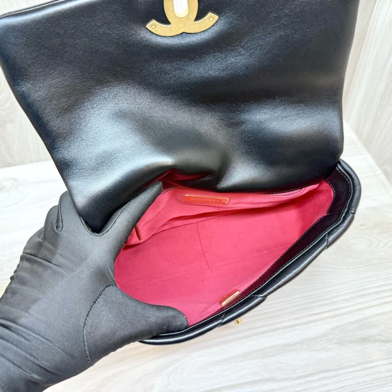 Chanel黑金羊皮油蠟小號19包/AS1160-7