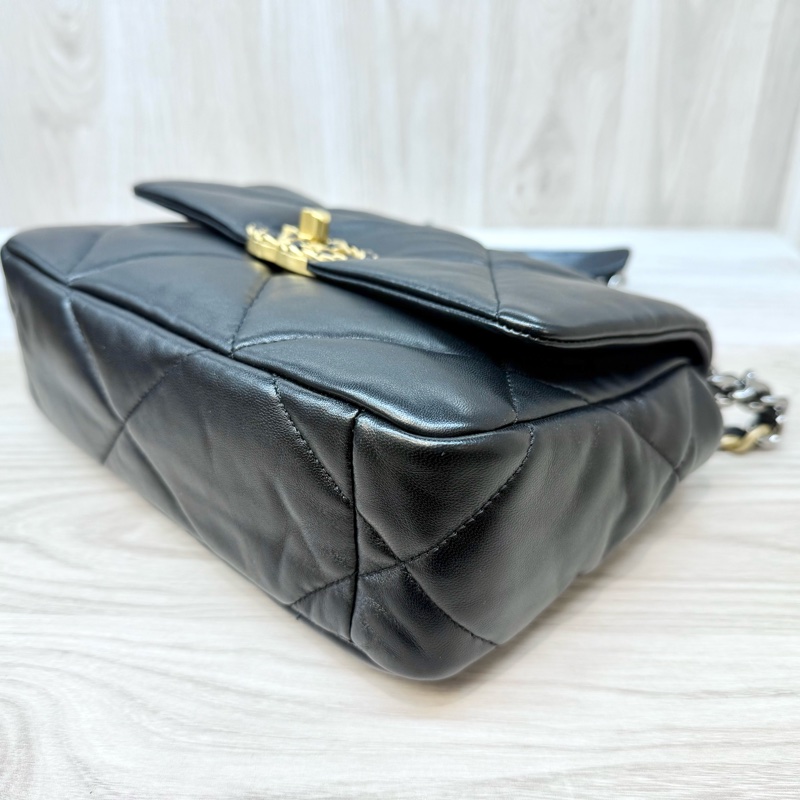 Chanel黑金羊皮油蠟小號19包/AS1160-11