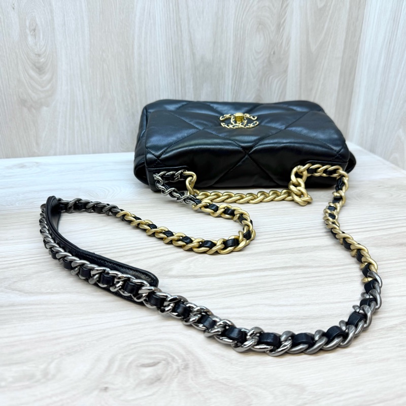 Chanel黑金羊皮油蠟小號19包/AS1160-14