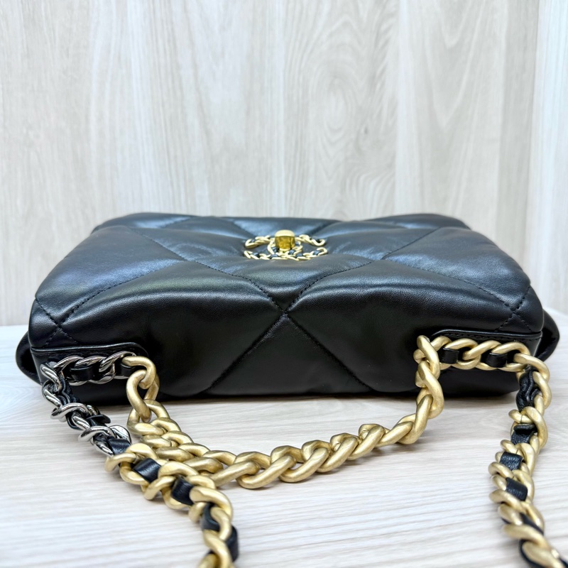 Chanel黑金羊皮油蠟小號19包/AS1160-15