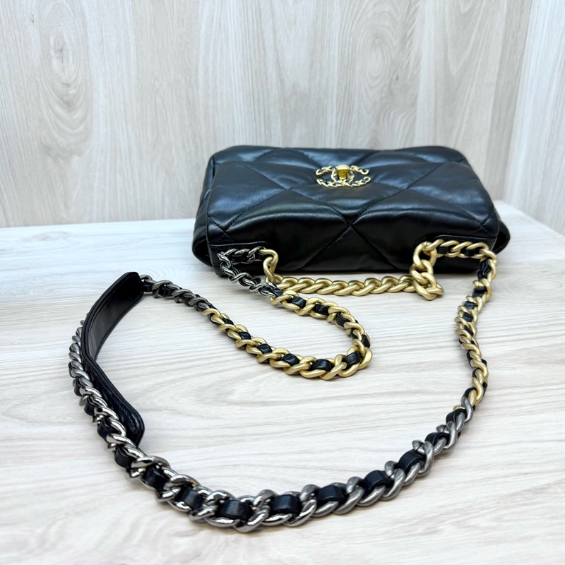 Chanel黑金羊皮油蠟小號19包/AS1160-16
