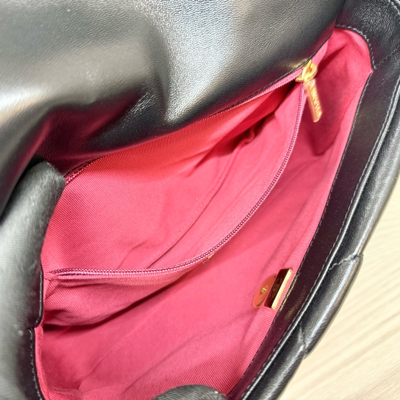 Chanel黑金羊皮油蠟小號19包/AS1160-17