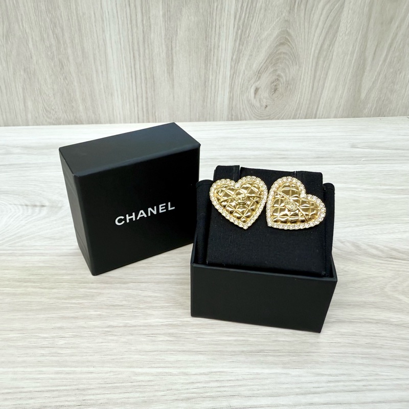 CHANEL金菱格紋心型鑲鑽針式耳環ABC445-0