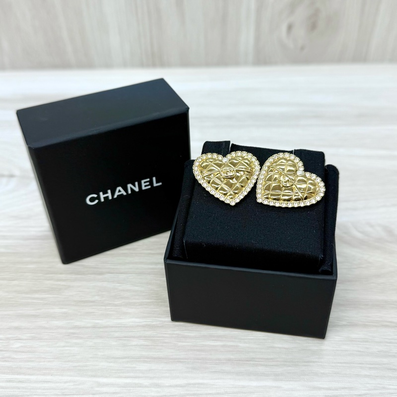 CHANEL金菱格紋心型鑲鑽針式耳環ABC445-1