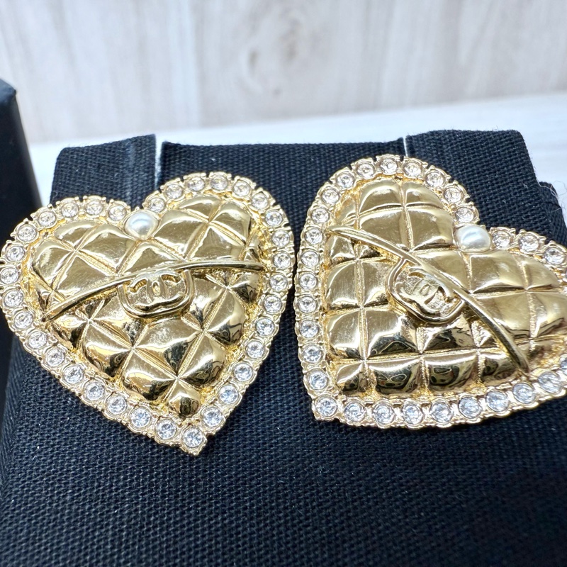 CHANEL金菱格紋心型鑲鑽針式耳環ABC445-2