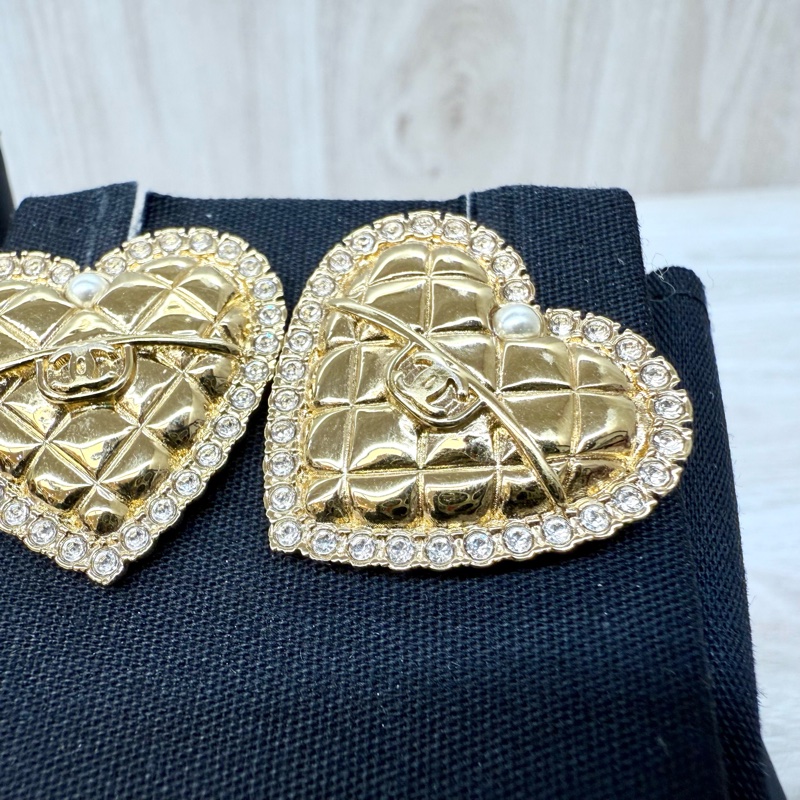 CHANEL金菱格紋心型鑲鑽針式耳環ABC445-3