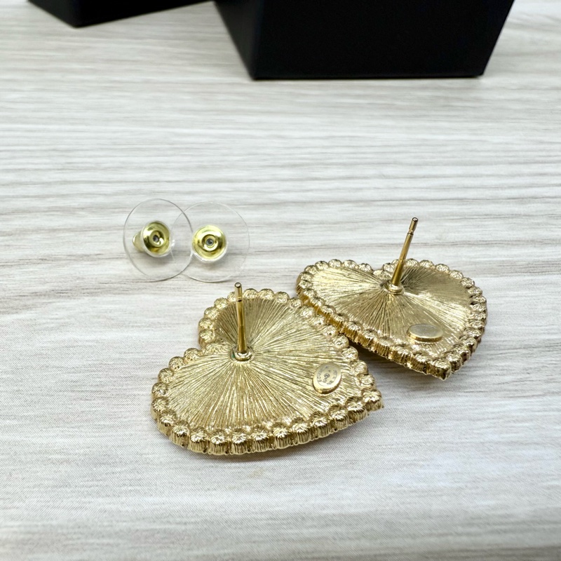 CHANEL金菱格紋心型鑲鑽針式耳環ABC445-5