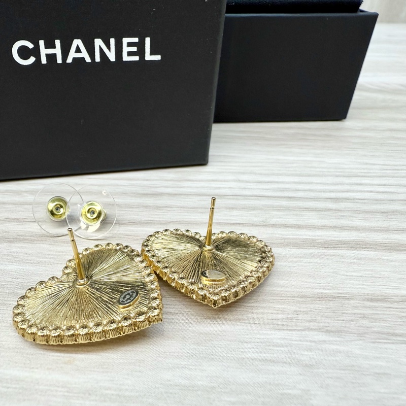 CHANEL金菱格紋心型鑲鑽針式耳環ABC445-6