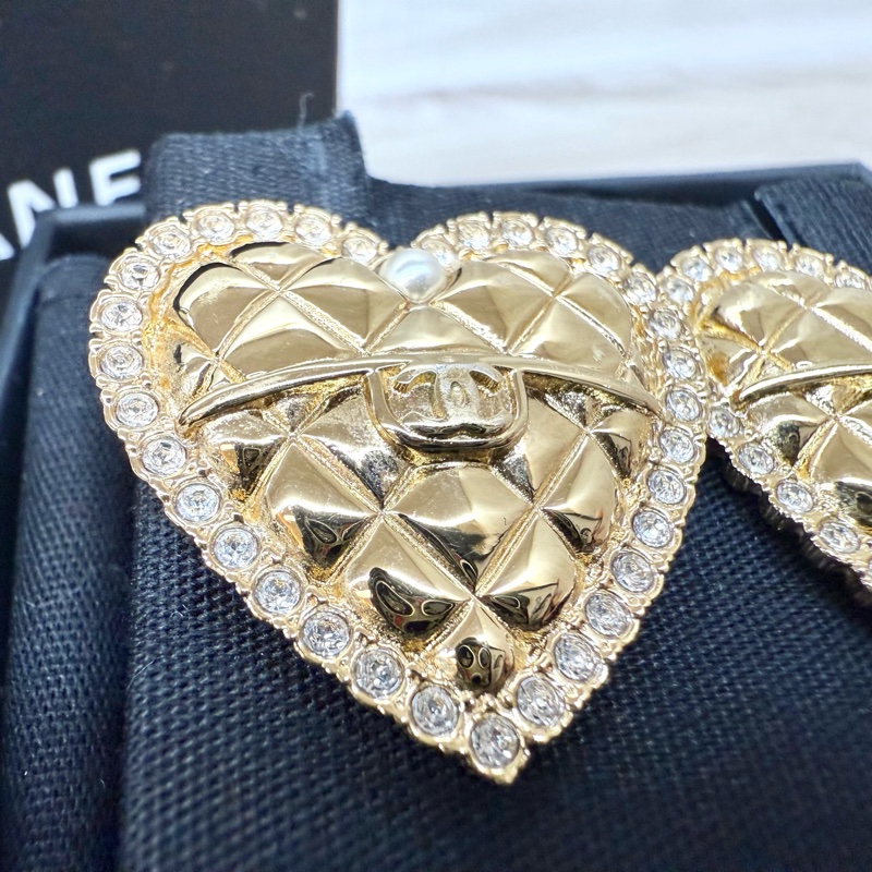 CHANEL金菱格紋心型鑲鑽針式耳環ABC445-8