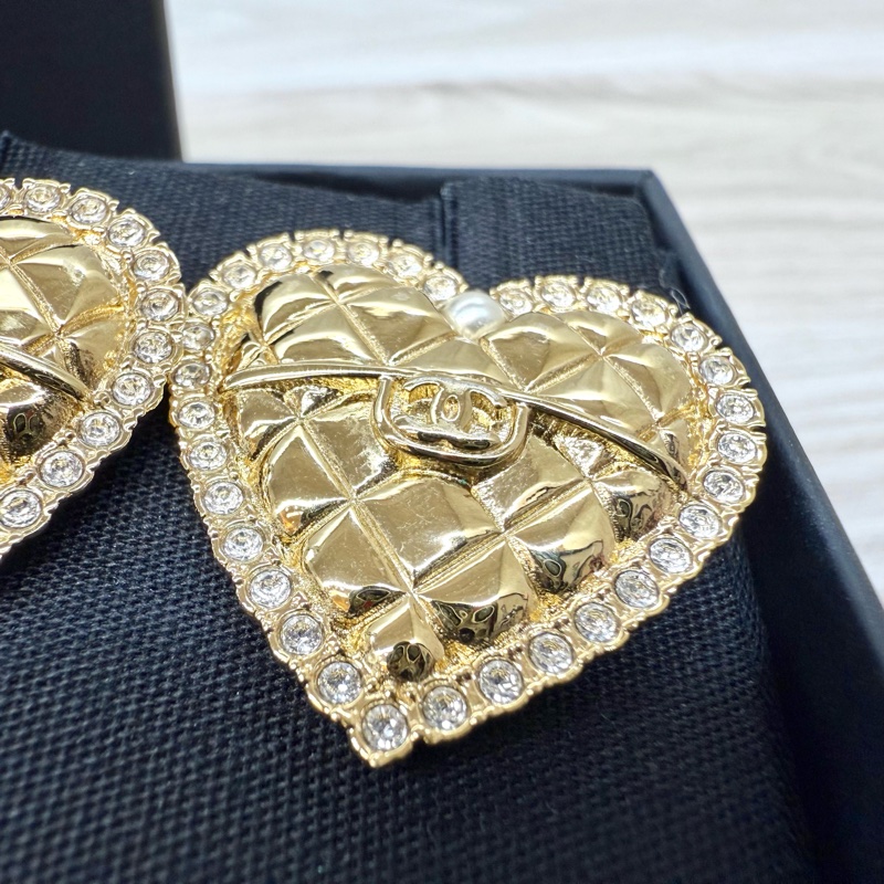 CHANEL金菱格紋心型鑲鑽針式耳環ABC445-9