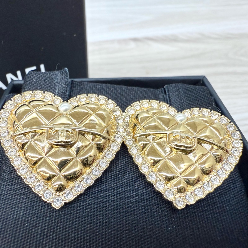 CHANEL金菱格紋心型鑲鑽針式耳環ABC445-10