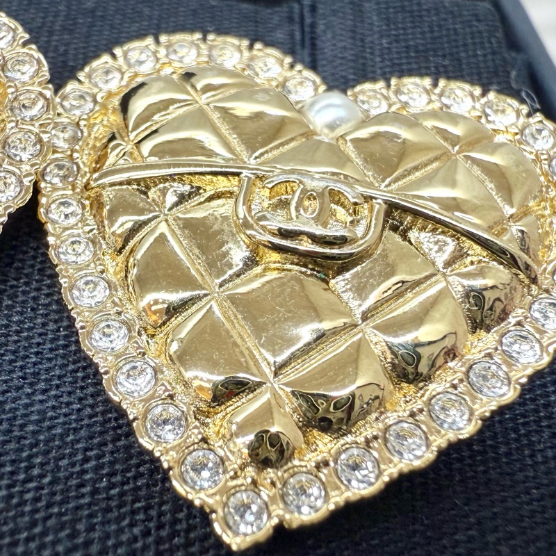 CHANEL金菱格紋心型鑲鑽針式耳環ABC445-11