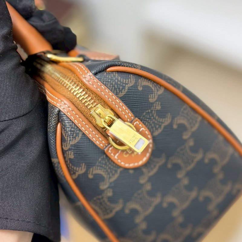 (全新品未使用✨✨)🏷Celine 瑟琳．Boston 老花波士頓 新款D扣-14