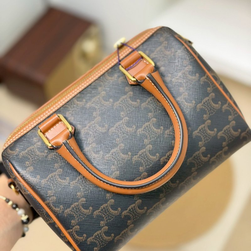 (全新品未使用✨✨)🏷Celine 瑟琳．Boston 老花波士頓 新款D扣-18