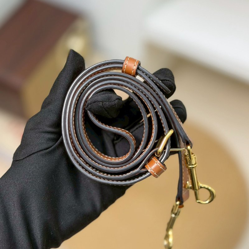 (全新品未使用✨✨)🏷Celine 瑟琳．Boston 老花波士頓 新款D扣-24