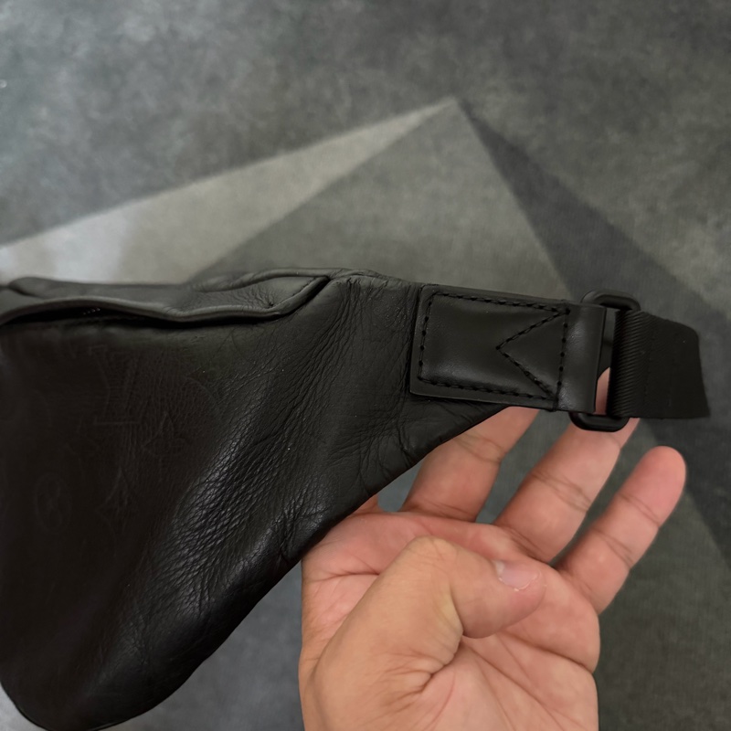 Lv 黑花壓紋腰包(M44388)-2