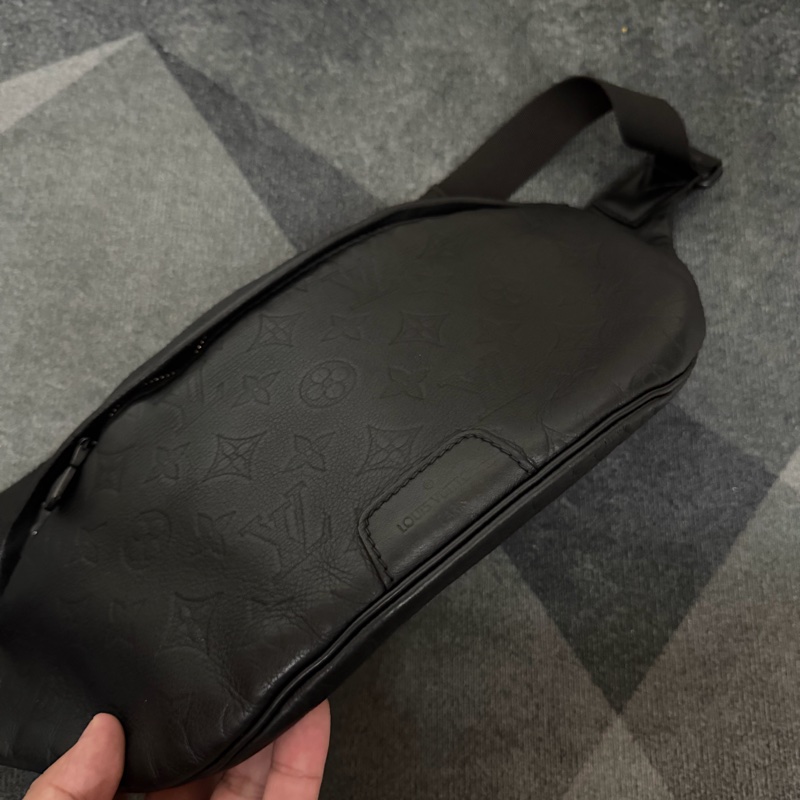 Lv 黑花壓紋腰包(M44388)-3