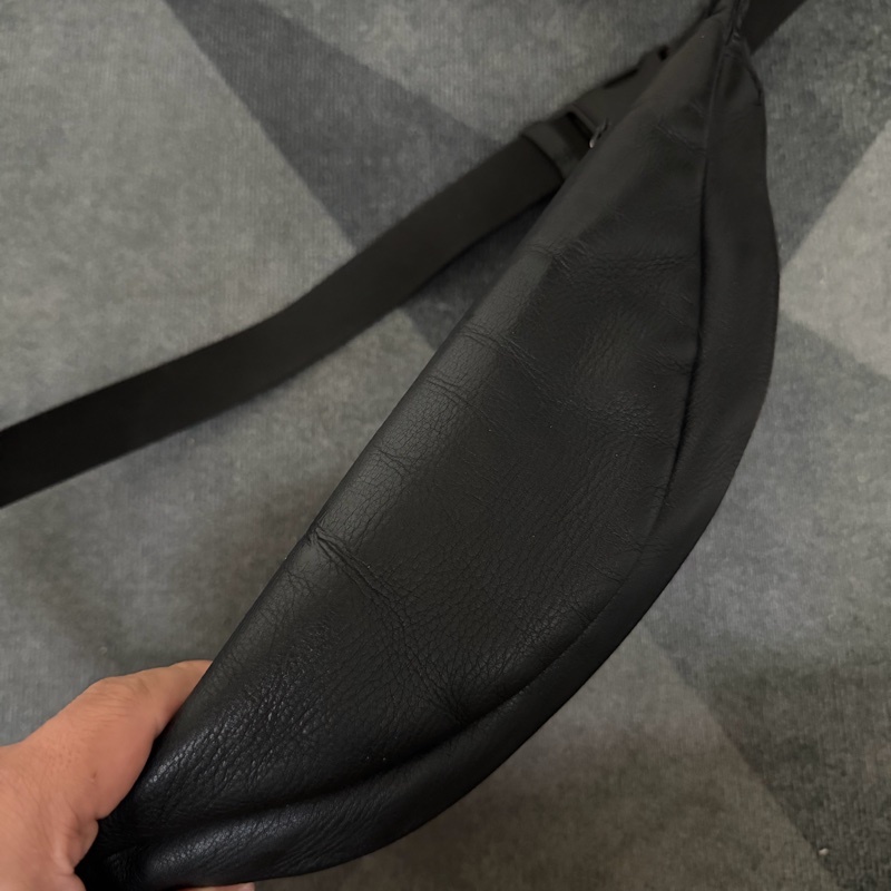 Lv 黑花壓紋腰包(M44388)-4