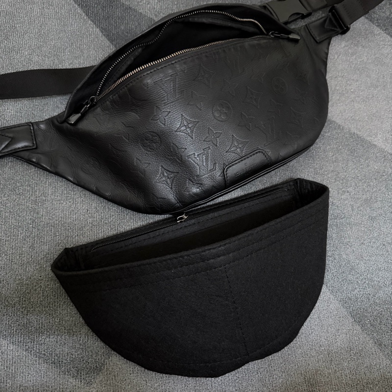 Lv 黑花壓紋腰包(M44388)-8