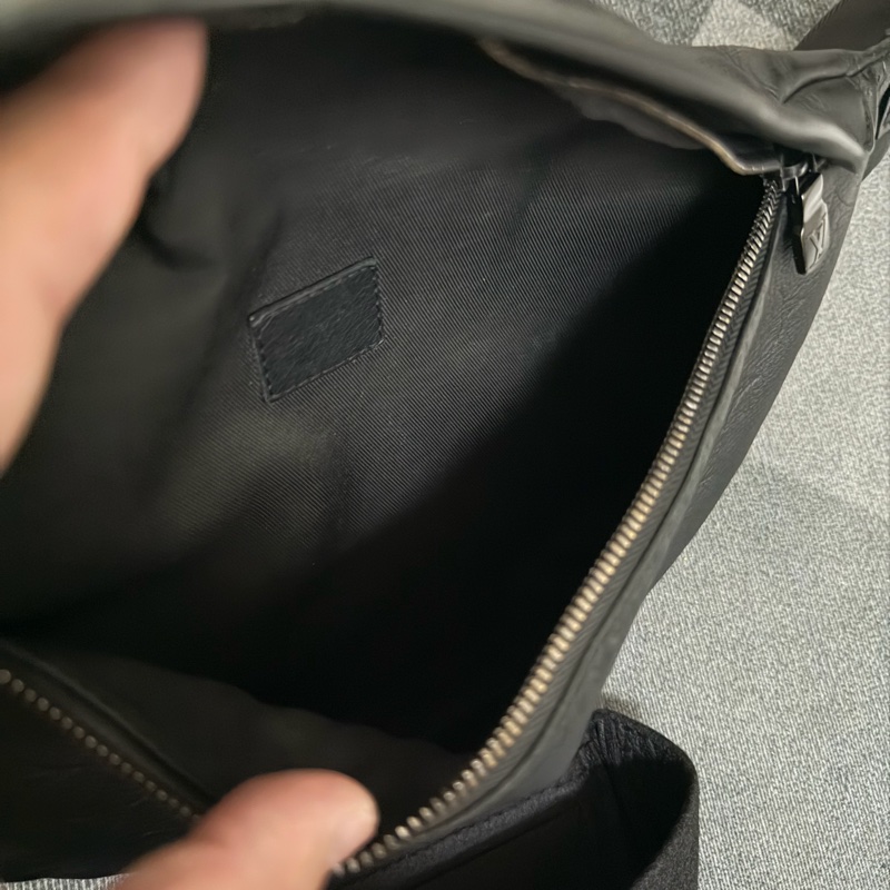 Lv 黑花壓紋腰包(M44388)-9